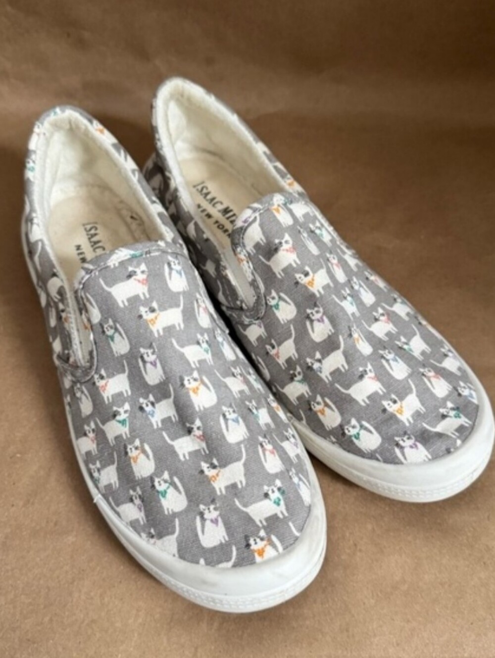 Isaac Mizrahi Rossi Grey Canvas Cat Print Slip On Shoes. Size 7